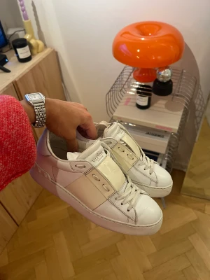 Valentino Open Sneakers 36,5  - Säljer nu mina Valentino Open Sneakers i storlek 36,5. Kvitto samt box finns🤝🤝Ingår även extra skosnören men måste tvättas. Finns tecken på användning. Fler bilder kan skickas. Ang storlek så hänvisar jag till Valentinos hemsida:))