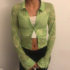 Genomskinlig grön kjorta  - Splitter ny kjorta från H&M, en nyans av grön med vita mönster, utsvängning längst ner vid ärmen med ett lite tunnare material, storlek xxs. 💗