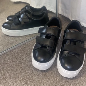 Eytys  - Säljer mina svarta Eytys i storlek 37-38 super sköna och jätte snygga😊skriv för mer info