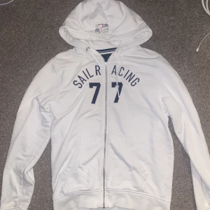 Sail racing hoddie - Vit sailracing hoddie med dragkedja. Det är en gammal model. Jätte skön och super fin🤍