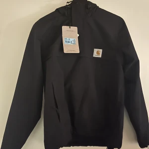 Carhartt Nimbus Anorak XS - Säljer en helt ny och oanvänd Carhartt-jacka med fleece i storlek xs!   Köpte fel storlek och är nu ute efter en i en större storlek istället. Köparen står för frakten!☺️