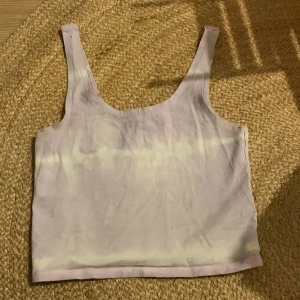 Köp gärna  - Säljer detta linnet köpt från newyorker. Vill inte ha för att den är för stor.