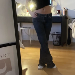 Lågmidjade jeans - Säljer mina lågmidjade jeans, de är ca 81 cm i midjan och det är långa i benen, beninnerlängden är ca 84 cm. Färgen stämmer stämmer väl överens med sista bilden🥰