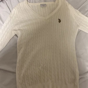 Vit polo tröja  - Fin vit polo tröja i storlek M. Pris 250 