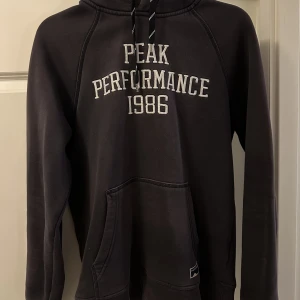 Peak Performance hoodie - Marinblå Peak Performance hoodie. Relativt sliten då färgen bärt av till viss del pga solljus osv. 