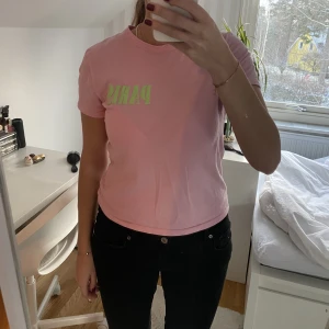 Tshirt - Jättefin tshirt från zara med Paris text på. Storlek M men passar också S 
