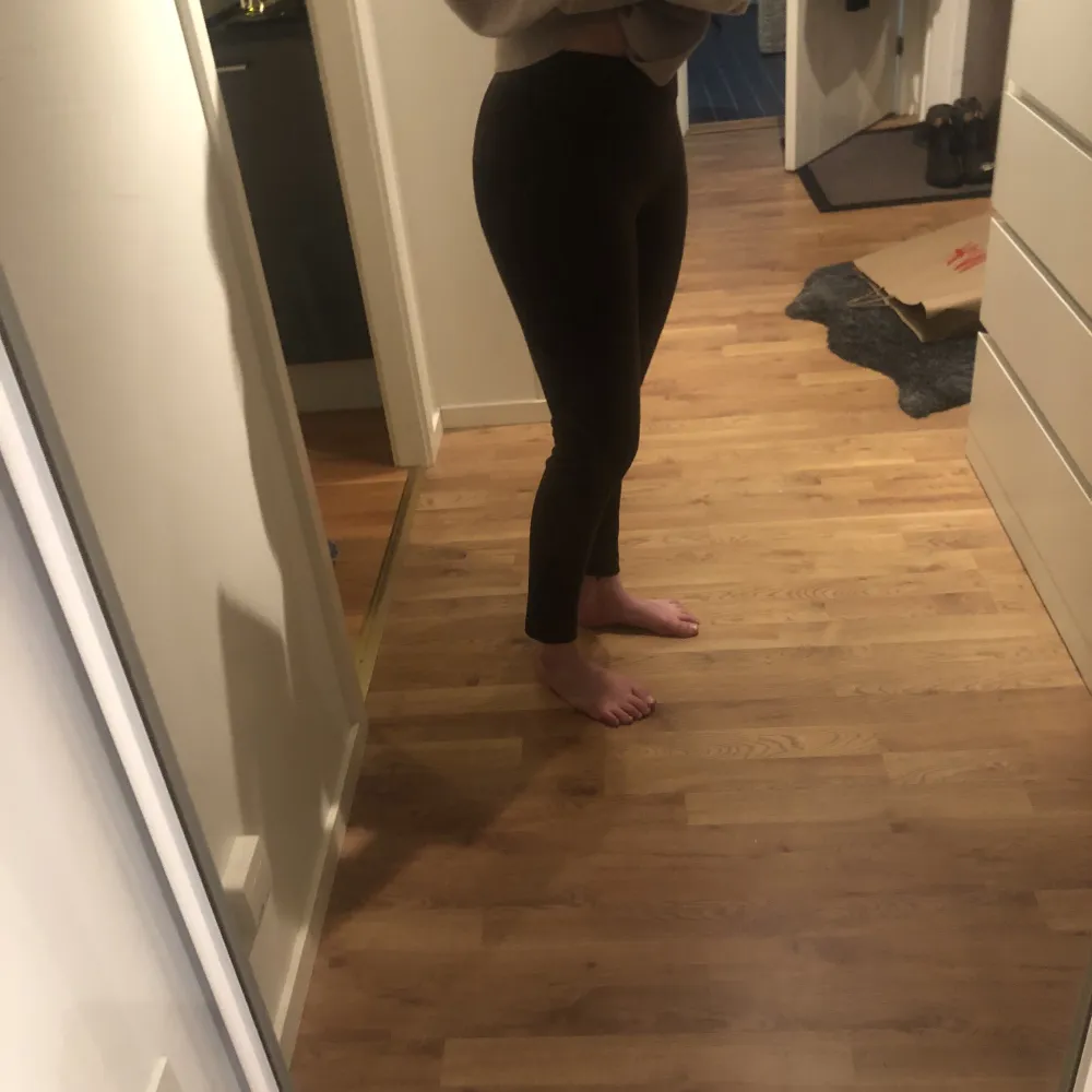 Bruna mocka byxor strl. S/26, från Zara. Sköna och bra längd ovanför anklarna.  Frakt 29kr. Jeans & Byxor.