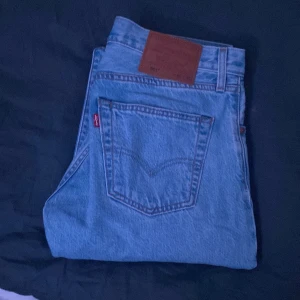 Levi’s 501  - Säljer dessa jeans då dom är lite för tajta. Annars sitter dom jätte bra och jag har använts 2-3 gånger. Storleken är 30w32l vilket passa mig bra som är 178-180 cm lång 