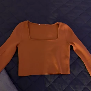 Kort orange tröja  - Har synliga uppsprättningar i tyget på ena armen, annars i bra skick och använd ett fåtal gånger