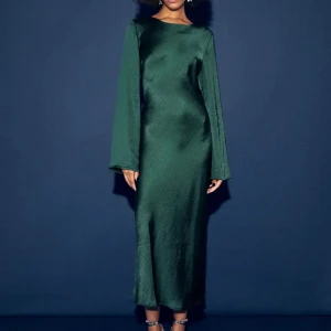 Satinklänning - Underbar satinklänning som har såå fint fall och fina detaljer i ryggen💖aldrig använd, bara testad. Normal i storleken! Helt slutsåld på hemsidan och i butik (nypris 599 kr).