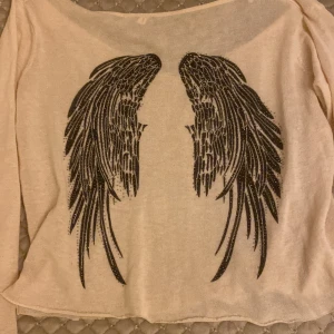 Tröja - Så himla coool och Jätte unik tröja som är lite genomskinlig, har en jätte najs och lite loose passform som man ser på bilderna❤️storlek m skulle jag söga men passar mig som har s