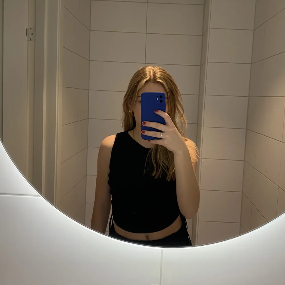 Super söt liten toppđâš Inte riktigt min stil lĂ€ngre och dĂ€rav sĂ€ljer jag den. Knappast anvĂ€nt den och Ă€r i mycket fint skick. Storleken Ă€r stor men den funkar för mig som i vanliga fall har S eller XS. . YlĂ€osat.