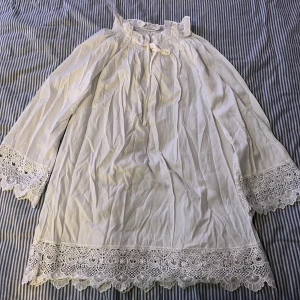 Klänning  - Sommar kort klänning mycket skönt  Priset bestämmer ni 