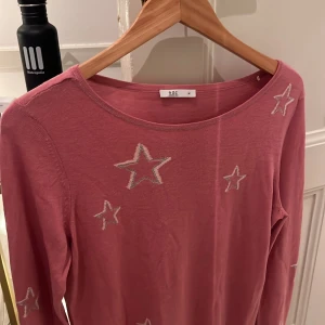 Tröja med stjärnor - Nästan aldrig använd.