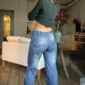 Jeans 36 - Nyköpta second hand jeans! Har dubbla, säljer dock endast ena paret! Låg midja, stretchiga, bootcut med knytning(justerbar) i skrurning vid ankel. Jag älskar formen dom ger! Markerar rumpa och höft fint. Låga fickor.