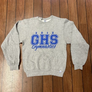 Vintage Russel Sweatshirt  - Snygg vintage Russel sweatshirt i storlek S!     Använd gärna köp nu!🙏