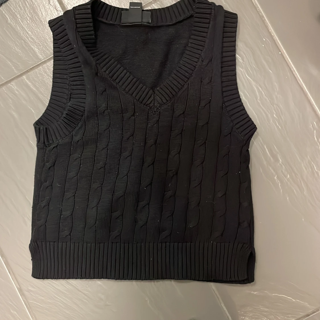 Monki väst som är marin blå