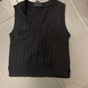 Monki väst som är marin blå - En jätte fin väst köpt från Monki och är i storlek xs och den är marin blå och passar jätte bra med en vit tröja under