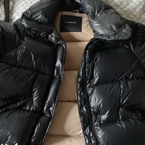 Svart puffer jacket Strl S, använd max 3 gånger!! Unisex & håller värmen i aalla väder 🫶🏽💓 Nypris 4500kr. 