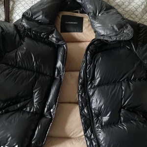 Peak Perfomance puffer jacket, Strl S - Svart puffer jacket Strl S, använd max 3 gånger!! Unisex & håller värmen i aalla väder 🫶🏽💓 Nypris 4500kr. 