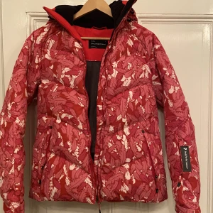 Vinterjacka Peak Performance  - En varm vinter/skidjacka från Peak Performance. Nyskick, aldrig använd. Nypris: 1500kr✨ Jackan stängs med dragkedja, har två fickor med dragkedja, två innerfickor samt två fickor på armarna med dragkedja. Luvan är avtagbar. Finns tumhål i muddarna