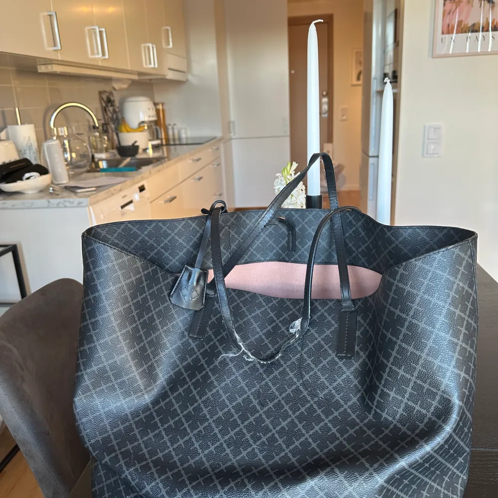 Tote bag Abigail i färgen carcoal. Stor och rymlig vardagsväska! Man får ner en laptop exempelvis om det behövs. Den är väl använd och remmarna har blivit väldigt slitna och även kanterna på väskans undersida. Handtagen går att laga hos skomakare . Laukut & Käsilaukut.
