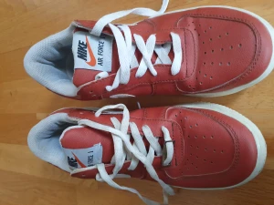 Nike air force 1 - Nästan nya med udda mkt snygg färg. Ljus röd.Ej rosa.