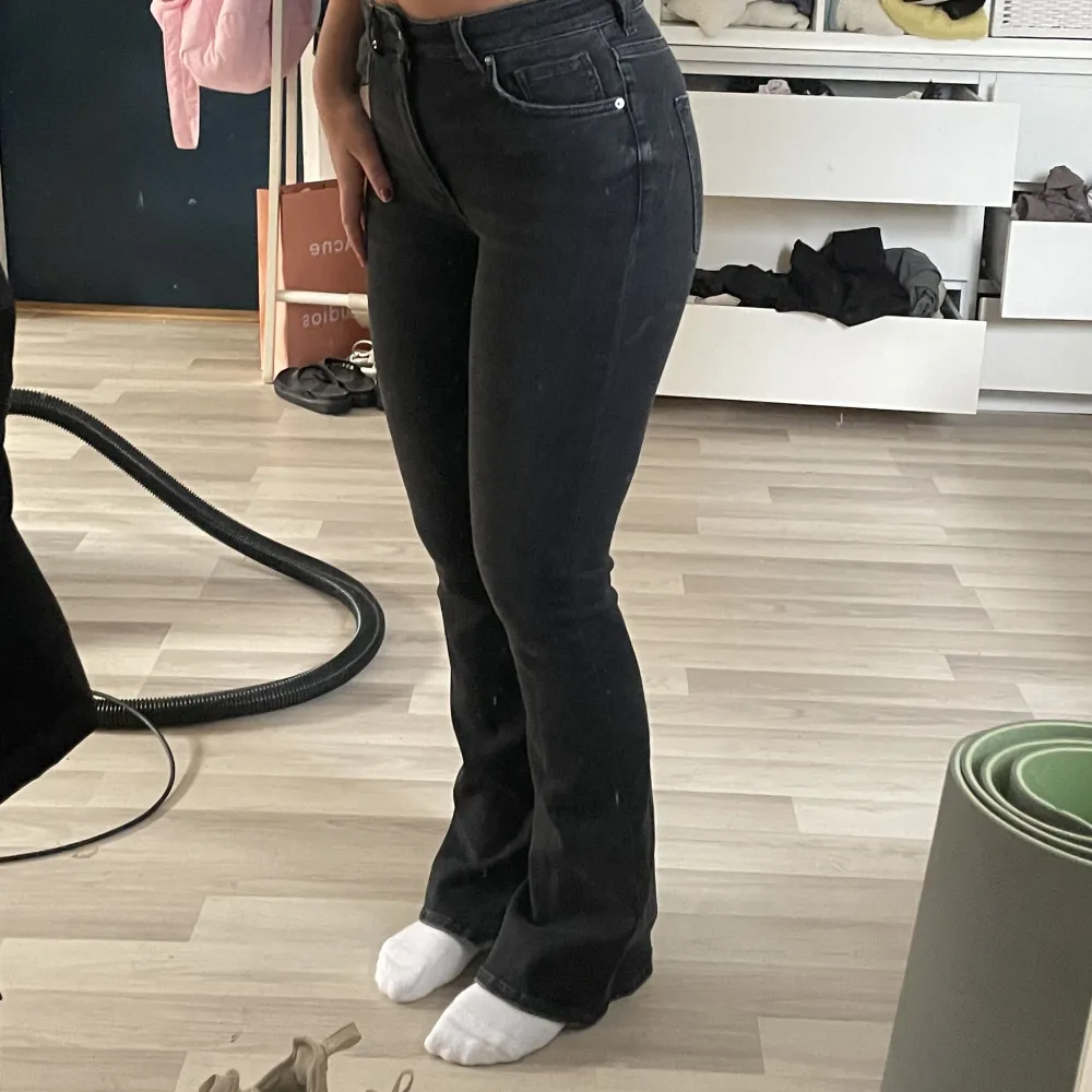 Mörkgråa bootcutjeans med slit🖤. Jeans & Byxor.