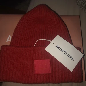 Acnemössa - Säljer denna fina röda acnemössa💘Den är såklart äkta och köpt på acne studios hemsida för ca 1,5 år sedan. Den är i bra skick, säljer pga att jag ej använder den längre💕Vill bara bli av med den snabbt så skriv till mig om du vill köpa elr ha fler bilder💘💘