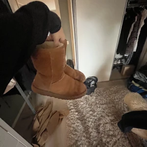Mellanhöga uggs - Ett par mellan höga beiga uggs!! Skriv om ni undrar något💓