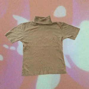 Polotröja  - Beige kortärmad polotröja från märket sand! 
