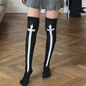 knähöga strumpor goth emo - helt nya oanvända, endast provade för att ta bild till annonsen. möts i stockholm eller fraktar 🖤kontakta mig om du vill köpa, klicka inte på köp-nu funktionen. 