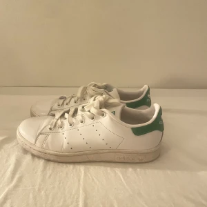 Stan smith - KOSTAR INTE 1234! KOM MED PRISFÖRSLAG! Säljer nu mina stan smith, ganska bra skick, lite spår på användning dock ocj några brister men absolut inte stora   (behövs rengöras) ❤️passar till allt och är så fina! Nypris 1199 cirka, STORLEK 37 1/3