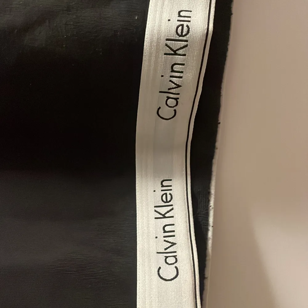 En mjukiströja från ett mjukissett från Calvin Klein i svart. Storlek Medium. Det finns en liten fläck på magen. . Tröjor & Koftor.