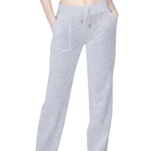 SÖKER Juicy couture byxor i strl xxs - Hej hej! Jag SÖKER ett par juicy byxor i strl xxs och gärna i antingen färgen regatta (blå) , silver marl ( grå) eller Chinois green (grön)💕 Max pris 800.