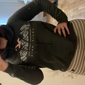 Hollister hoodie  - Snygg grå hoodie från hollister i storlek S utan skador. 