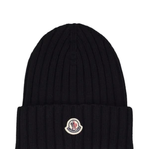 Moncler mössa  - Säljer min moncler mössa som jag köpt utomlands. Inte äkta men väldigt fin.