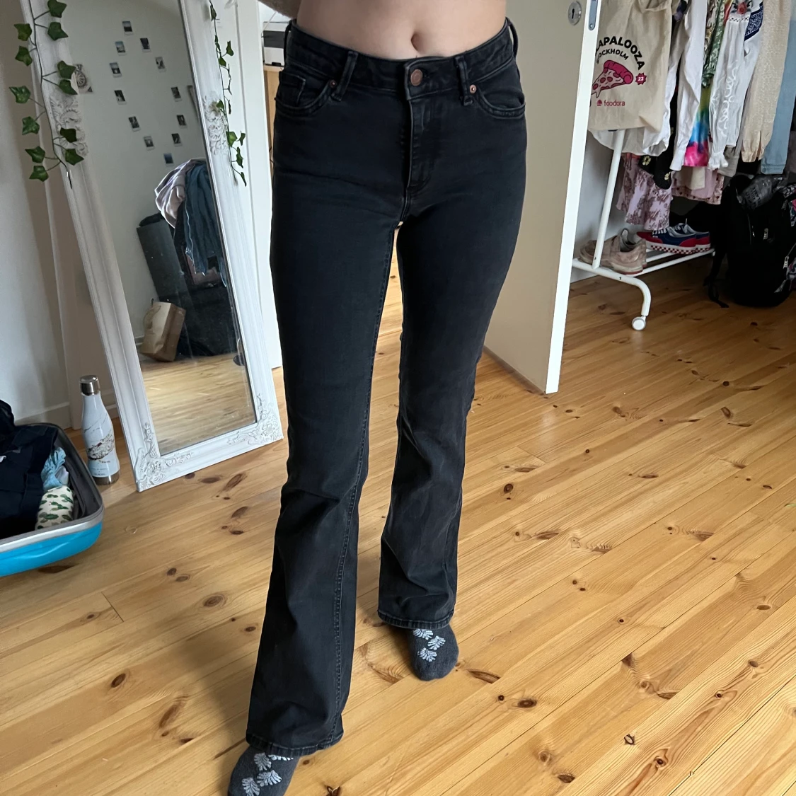 Svarta utsvängda jeans