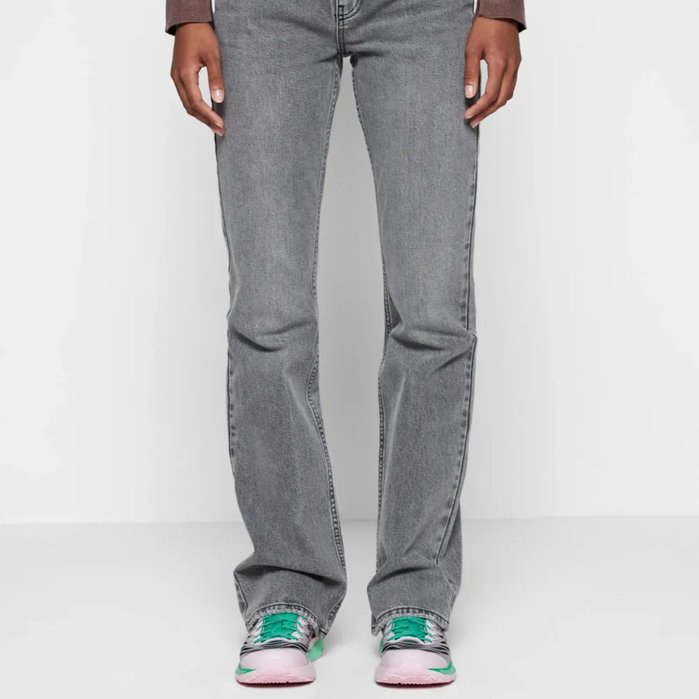 Jätte snygga gråa flared jeans från Gina tricot. Dem Haigh/Mid waist. Säljer pga att dem blivit för små för mig. Köpta för 500kr säljer för 300kr. Dem är i väldigt bra skick (inga hål osv)💕Bilder från hemsidan (skriv för mer bilder)💕. Jeans & Byxor.