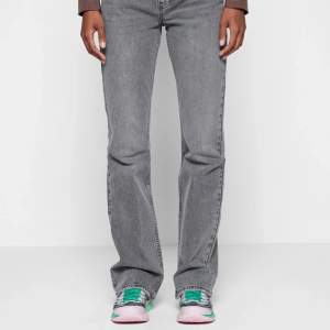 Jätte snygga gråa flared jeans från Gina tricot. Dem Haigh/Mid waist. Säljer pga att dem blivit för små för mig. Köpta för 500kr säljer för 300kr. Dem är i väldigt bra skick (inga hål osv)💕Bilder från hemsidan (skriv för mer bilder)💕