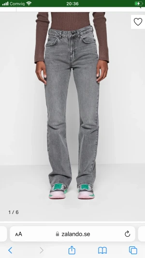 Flared Gina trico jeans  - Jätte snygga gråa flared jeans från Gina tricot. Dem Haigh/Mid waist. Säljer pga att dem blivit för små för mig. Köpta för 500kr säljer för 300kr. Dem är i väldigt bra skick (inga hål osv)💕Bilder från hemsidan (skriv för mer bilder)💕