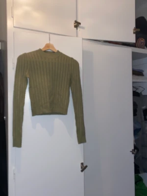 Virkad grön topp  - Underbart grön mönstrad virkad topp. Säljer på grund av flytt 