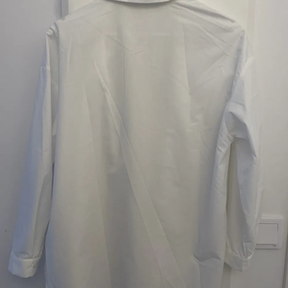 Oversize vit skjorta 🤍 använd en gång. Skjortor.
