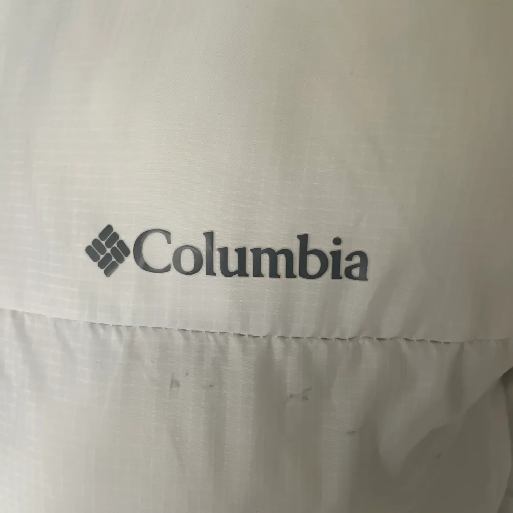 Säljer denna vinterjackan från märket Columbia.  Stl S (funkar även på någon med stl M)  Den är helt vit med vita detaljer, förutom märket som är svart.  Använd en vintersäsong som vardags jacka.  Pris: 350kr . Jackor.