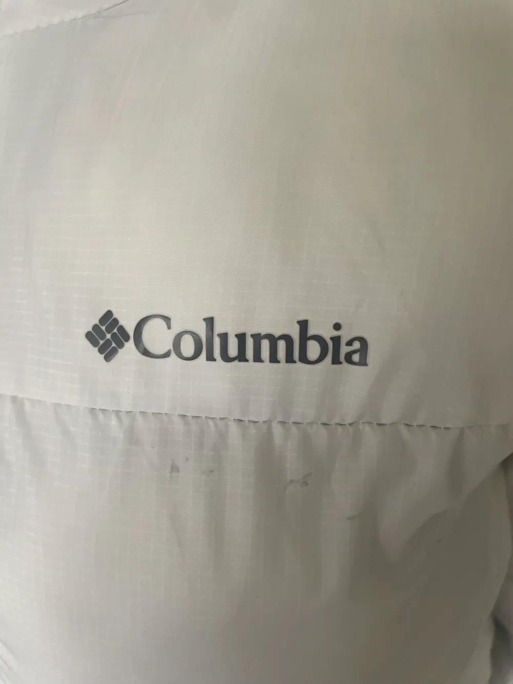Säljer denna vinterjackan från märket Columbia.  Stl S (funkar även på någon med stl M)  Den är helt vit med vita detaljer, förutom märket som är svart.  Använd en vintersäsong som vardags jacka.  Pris: 350kr . Jackor.