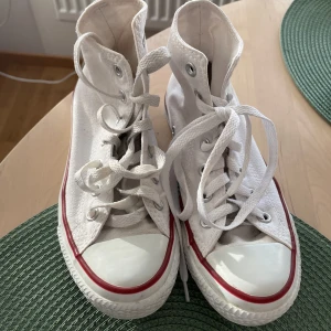 Vita converse  - Vita höga Converse, köpa här på plick, men tyvärr för små för mig. De är i bra begagnat skick. Frakt ingår ej. 