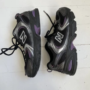 New balance 530🖤💜 - Supercoola och passar typ till allt! Köpta på Sellpy men i superfint skick🧸