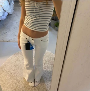 lowrise bootcut jeans - lånad bild från hon jag köpte av, använd max 5 gånger. Innerbenslängd 75cm, midjemått 36cm, passar mig som är 162.