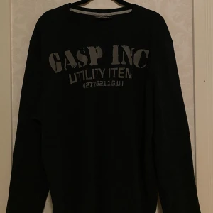 Gasp sweatshirt  - Säljer min svarta gasp sweatshirt! Den är i mycket bra skick, fler bilder eller frågor? Bara att skriva🙏🏽använd fåtal gånger