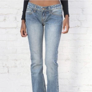 Brandy Melville jeans - Säljer mina fina brandy jeans❤️ Köpta här på plick för ungefär en månad sen. Säljer för att de tyvärr inte passade mig. Kontakta mig privat för mer information.